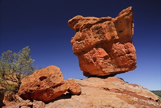 USA, Colorado, Colorado Springs, Garden of the Gods public park balanced sandstone rock. 
Photo :