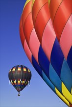 USA, New Mexico, Albuquerque, Annual balloon fiesta colourful hot air balloons in flight. 
Photo :