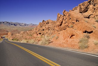 USA, Nevada, Valley of Fire State Park, Highway and rock formations. 
Photo : Hugh Rooney