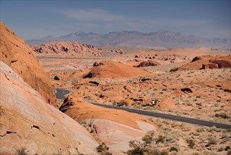 USA, Nevada, Valley of Fire State Park, Road winding through the red rocky landscape. 
Photo :