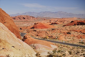 USA, Nevada, Valley of Fire State Park, Road winding through the red rocky landscape. 
Photo :