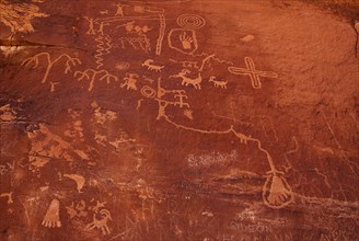 USA, Nevada, Valley of Fire State Park, Petroglyph carved into red rock. 
Photo : Hugh Rooney
