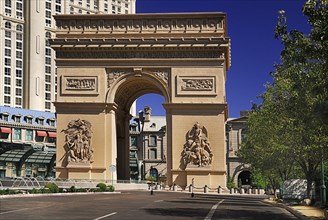 USA, Nevada, Las Vegas, The Strip replica Arc de Triomphe at the Paris hotel and casino. 
Photo :