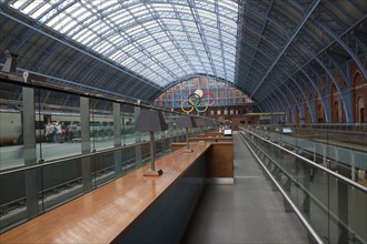 England, London, St Pancras railway station on Euston Road champagne bar and concourse. 
Photo :
