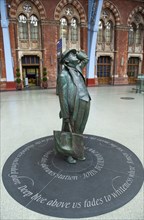 England, London, St Pancras railway station on Euston Road Statue of Sir John Betjeman. 
Photo :