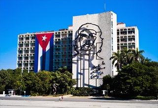 Cuba, Havana, Che on the Hotel exterior in Revolutionary Square. 
Photo : Richard Rickard