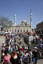 Turkey, Istanbul, Eminonu Yeni Camii New Mosque and steps leading to underpass. 
Photo : Stephen