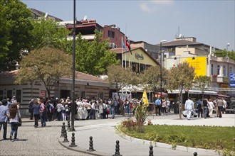 Turkey, Istanbul, Sultanahmet Yerebatan Sarnici tourists queued at the entrance of the Basilica