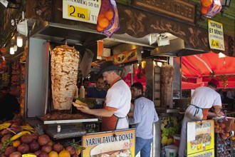 Turkey, Istanbul, Eminonu Kebab stall. 
Photo : Stephen Rafferty
