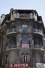 Turkey, Istanbul, Eminonu dilapidated buidling exterior. 
Photo : Stephen Rafferty