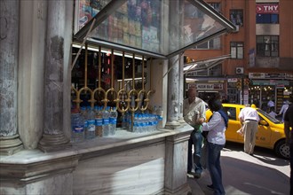 Turkey, Istanbul, Sirkeci shop selling drinks. 
Photo : Stephen Rafferty