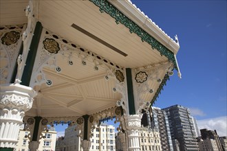England, East Sussex, Brighton, Kings Road Arches restored seafront Victorian bandstand. 
Photo :