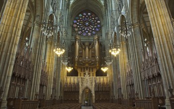 England, West Sussex, Shoreham-by-Sea, Lancing College Chapel interior view of the nave. 
Photo :