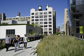 USA, New York, Manhattan, The Highline Park north of 23th Street with people strolling. 
Photo :