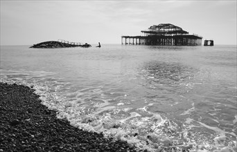 England, East Sussex, Brighton, Ruins of the burnt out West Pier fallen into the sea. 
Photo :