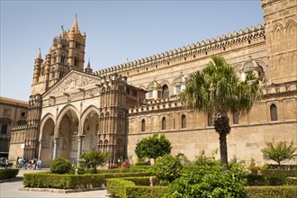 Italy, Sicily, Palermo, Cathedral facade with view of entrance portico and garden. 
Photo : Mel