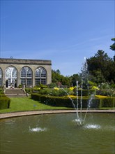 England, Warwickshire, Wawick Castle, Fountain and Conservatory in the Peacock garden. 
Photo :