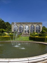 England, Warwickshire, Wawick Castle, Fountain and Conservatory in Peacock Garden. 
Photo : Chris