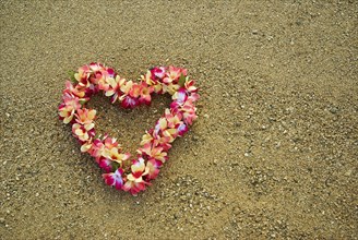 USA, Hawaii, Oahu Island, Heart shaped lei on Waikiki beach. 
Photo : Chris Penn