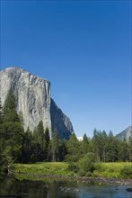 USA, California, Yosemite, View of mountains from Merced River. 
Photo : Chris Penn