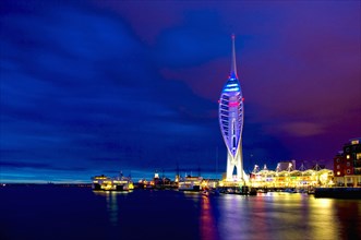 England, Hampshire, Portsmouth, Spinnaker Tower and Gunwharf Quays illuminated at night. 
Photo :