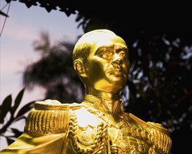Gold Royal statue in military uniform.