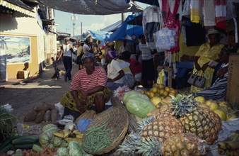 West Indies, Jamaica, Port Antonio, Fruit and vegetable vendors at street market. Photo : David