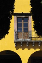 Mexico, Bajio, San Miguel de Allende, El Jardin detail of yellow painted exterior facade of
