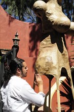 Mexico, Bajio, San Miguel de Allende, Artist Alejandro Lopez with sculpture at his studio. Photo :