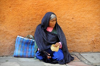 Mexico, Bajio, San Miguel de Allende, Woman begging on street corner. Photo : Nick Bonetti