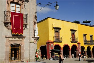 Mexico, Bajio, San Miguel de Allende, El Jardin Part view of Museo Casa de Allende and yellow