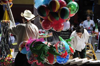 Mexico, Bajio, San Miguel de Allende, Balloon seller in El Jardin town square. Photo : Nick Bonetti