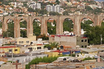 Mexico, The Bajio, Queretaro, City view with aquaduct from mirador. Photo : Nick Bonetti