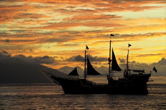 Mexico, Jalisco, Puerto Vallarta, Ship sailing at sunset. Photo : Nick Bonetti