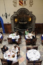Mexico, Puebla, Elevated view over customers dining in courtyard of the Hotel Colonial. Photo :