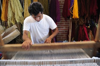 Mexico, Oaxaca, Teotitlan del Valle , Weaver at loom.. Photo : Nick Bonetti