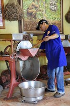 Mexico, Oaxaca, Making chocolate at Mayordomo chocolate shop. Photo : Nick Bonetti