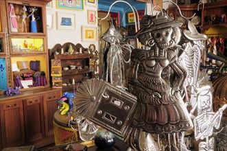Mexico, Oaxaca, Shop interior with hojalata tin artwork displayed for sale.. Photo : Nick Bonetti