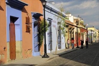 Mexico, Oaxaca, Street lined with colourful colonial buildings. Photo : Nick Bonetti