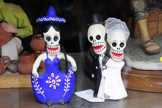 Mexico, Oaxaca, Skull figures for Dia de los Muertos or Day of the Dead festivities. Photo : Nick