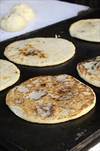 Mexico, Bajio, San Miguel de Allende, Cooking tortillas on griddle. Photo : Nick Bonetti