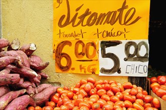 Mexico, Bajio, Guanajuato, Street stall selling tomatoes and sweet potatoes. Photo : Nick Bonetti