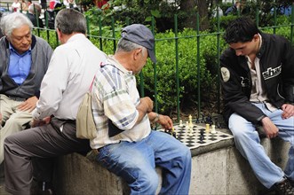 Mexico, Federal District, Mexico City, Chess players in the Alameda Central. Photo : Nick Bonetti