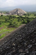 Mexico, Anahuac, Teotihuacan, Pyramid del Sol detail with Pyramid de la Luna beyond. Photo : Nick