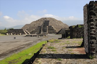 Mexico, Anahuac, Teotihuacan, Pyramid de la Luna and Plaza de la Luna with tourist visitors. Photo
