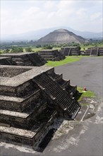 Mexico, Anahuac, Teotihuacan, Smaller pyramids in the foreground of Pyramid del Sol. Photo : Nick