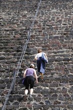 Mexico, Anahuac, Teotihuacan, Tourists climbing the steps of the Pyramid del Sol.. Photo : Nick