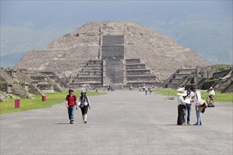 Mexico, Anahuac, Teotihuacan, View along Calzada de los Muertos towards the Pyramid de la Luna with