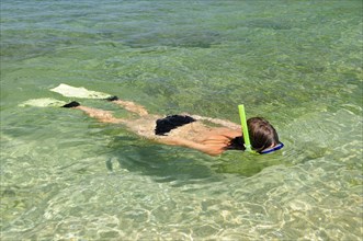 Mexico, Oaxaca, Huatulco, Woman snorkling in clear waters at Playa La Entrega. Photo : Nick Bonetti