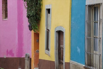 Mexico, Bajio, Guanajuato, Detail of colourful building facades. Photo : Nick Bonetti